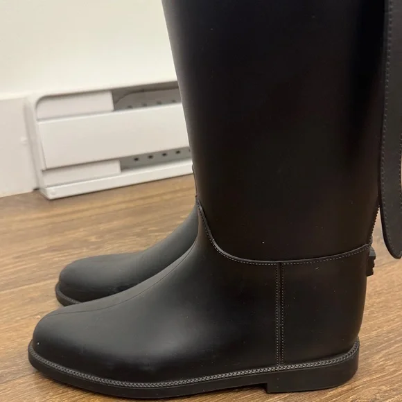 Burberry Women's Black equestrian rain boots with leather straps - Picture 6 of 10